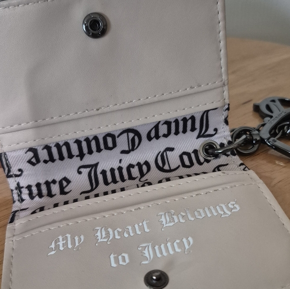 Juicy Couture State Of My Hearr Gray And Black Wallet With Heart Shaped Keychain - Picture 9 of 9